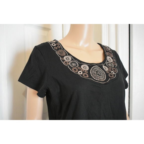 {BLACK CIRCLE STITCH DETAIL TOP} - Picture 7 of 9